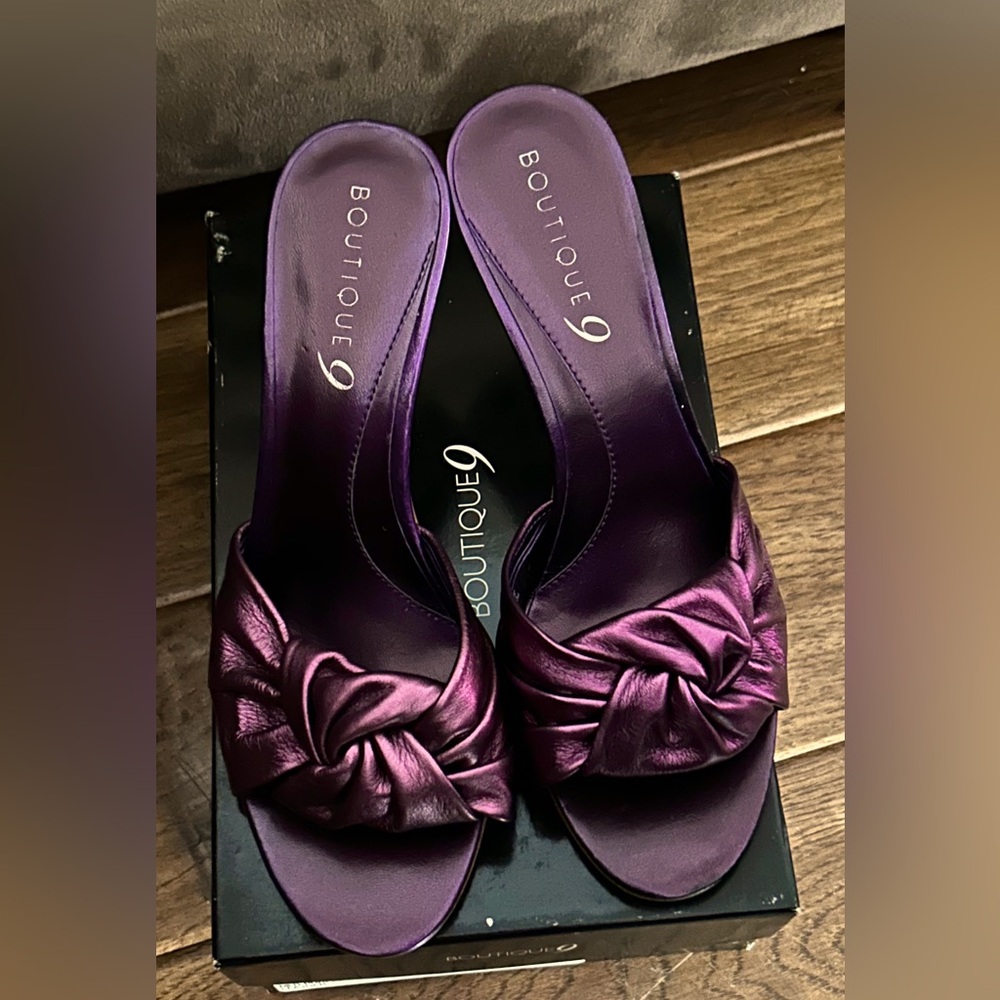 Boutique 9 metallic purple mid heel slide with knotted top